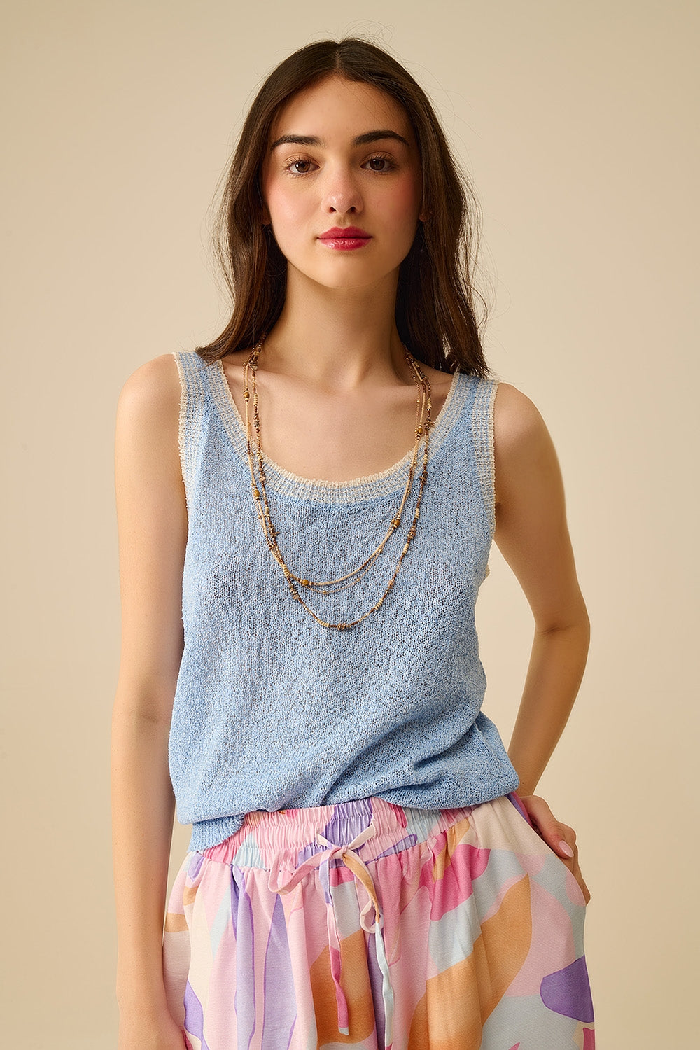 Q2 Tank Top de malha azul claro com rebordo branco