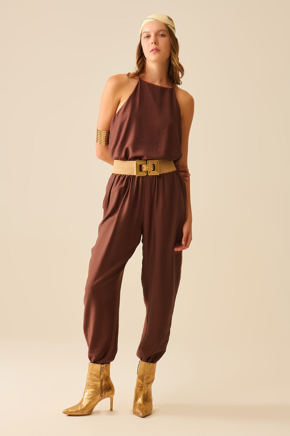 Top básico de verão com decote halter em marrom chocolate