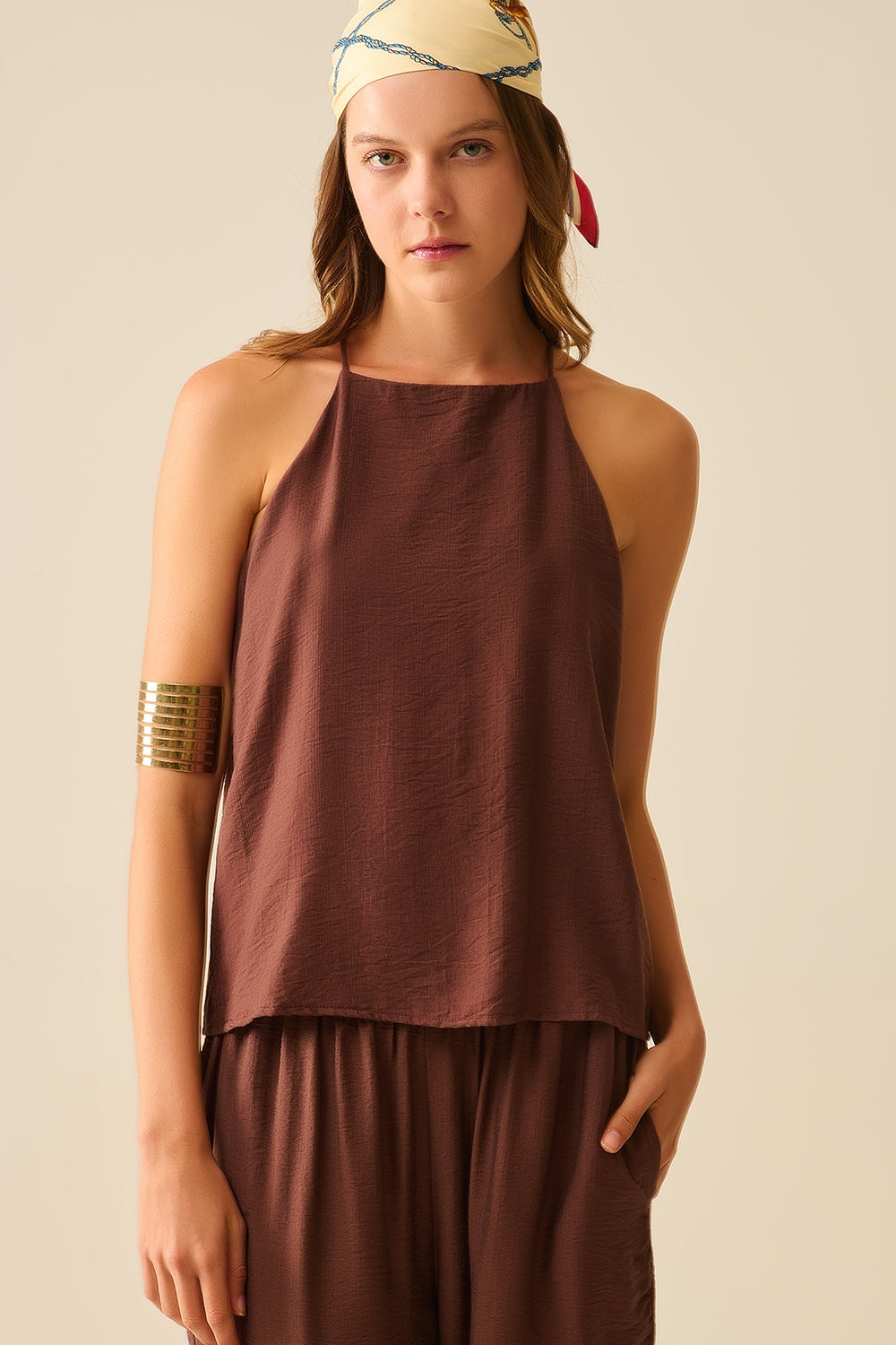 Top básico de verão com decote halter em marrom chocolate