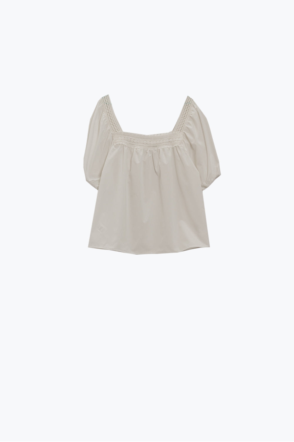 Top branco com decote quadrado e mangas curtas