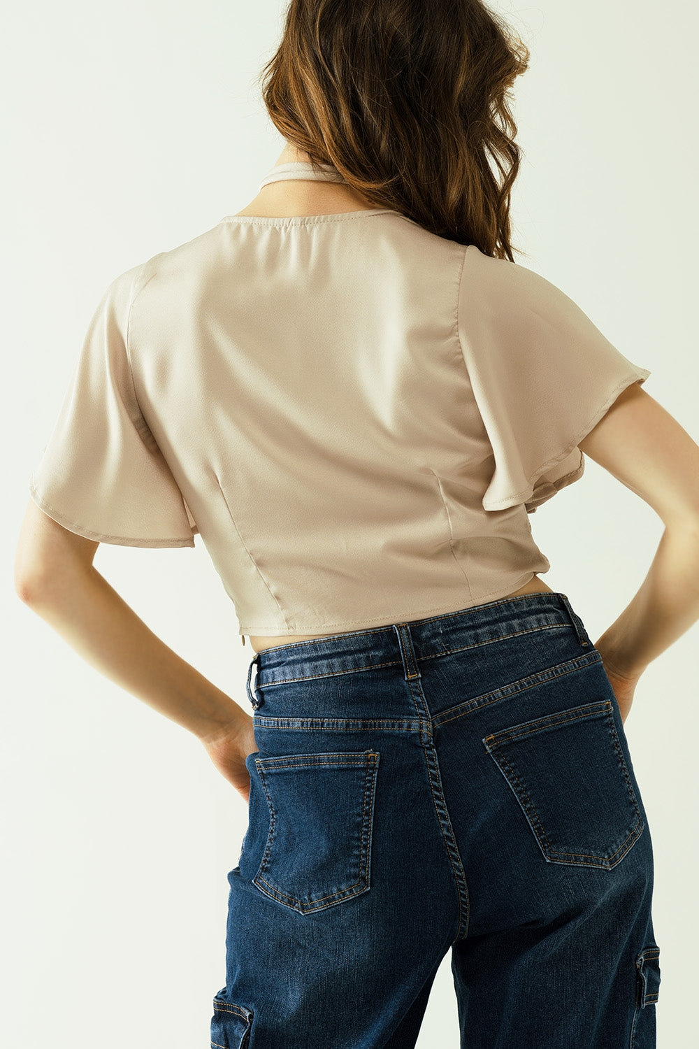 Top com decote em V em Beige com mangas curtas e um pormenor de flores no pescoço