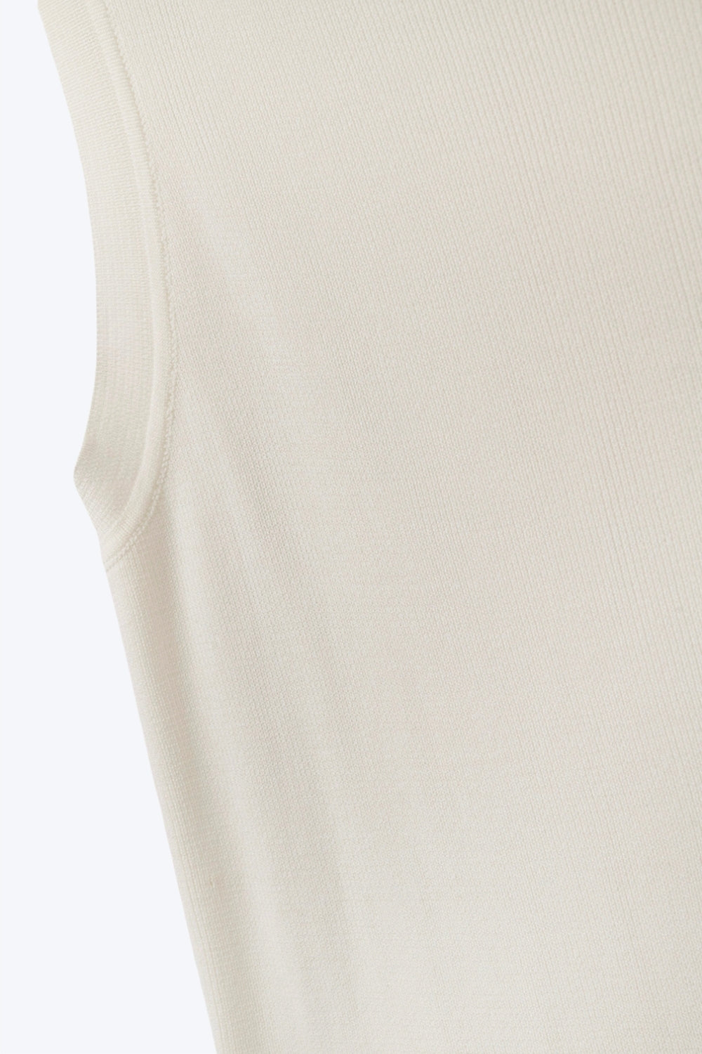 Top com gola redonda com nervuras em branco
