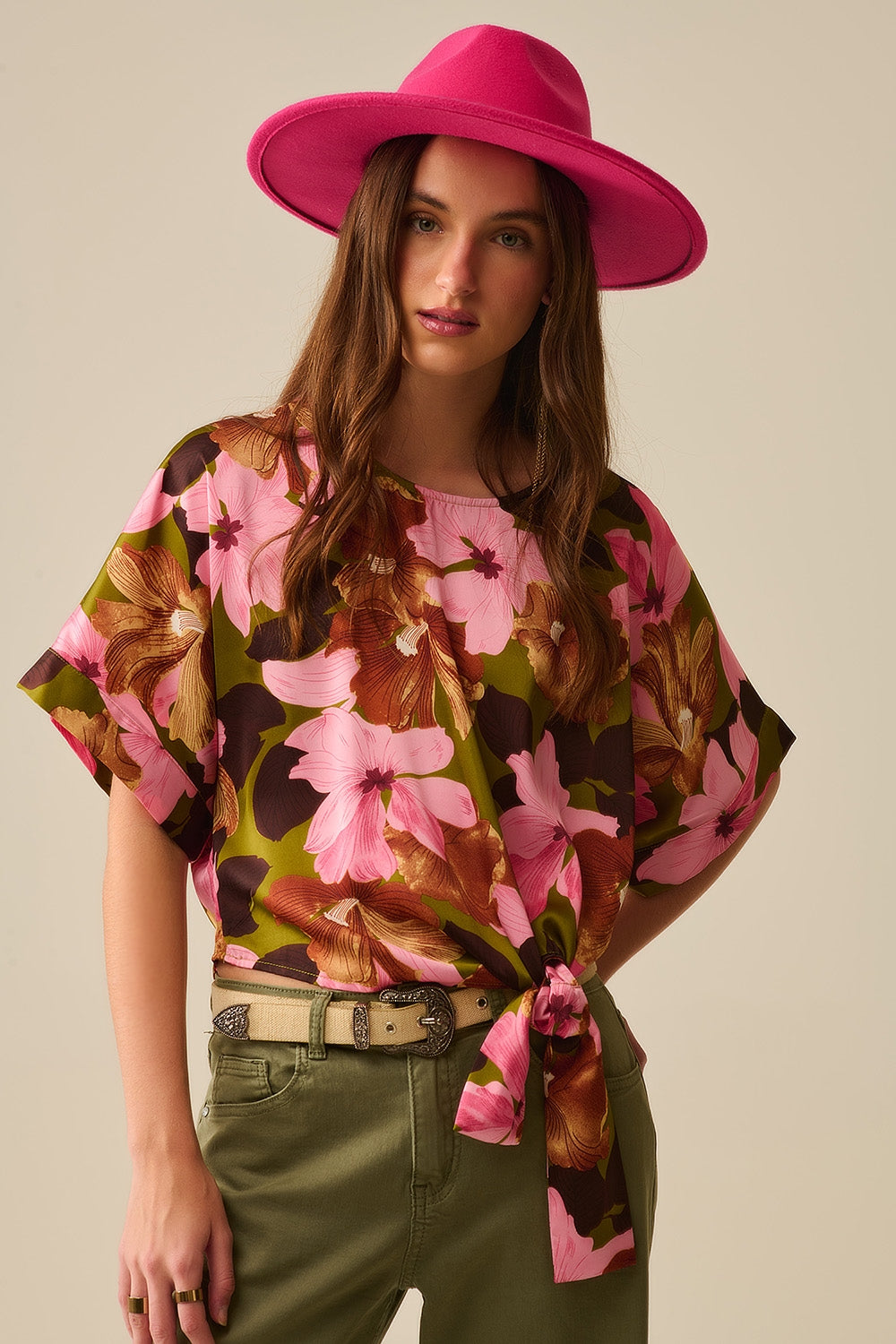 Q2 Top com nó floral e fundo verde em tecido acetinado