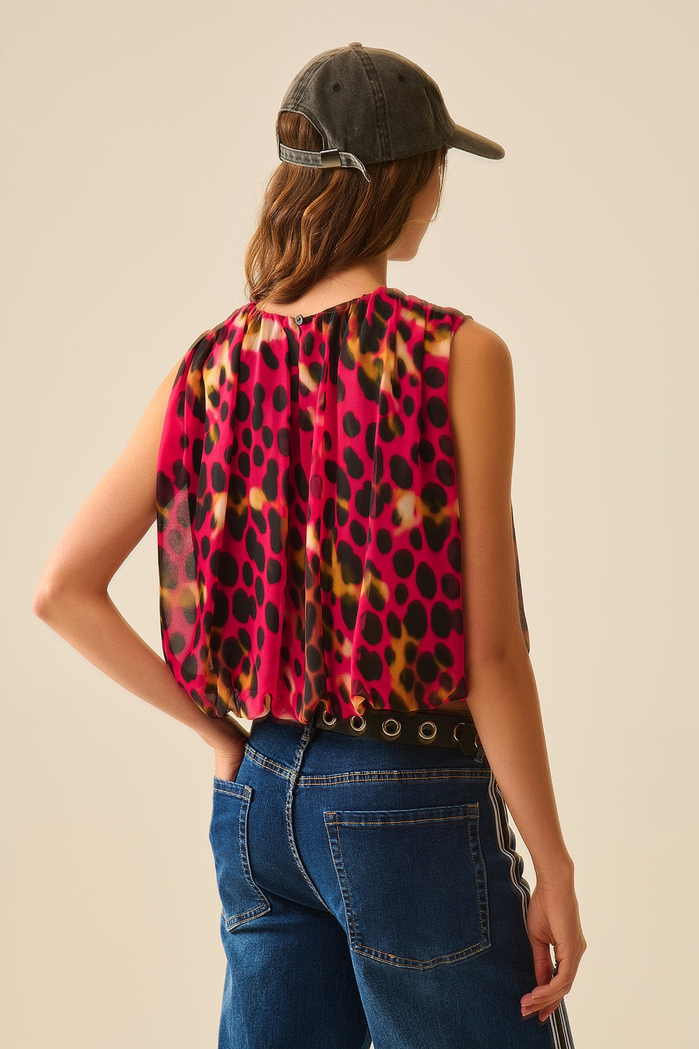 Top com pregas e estampado animal em vermelho e preto