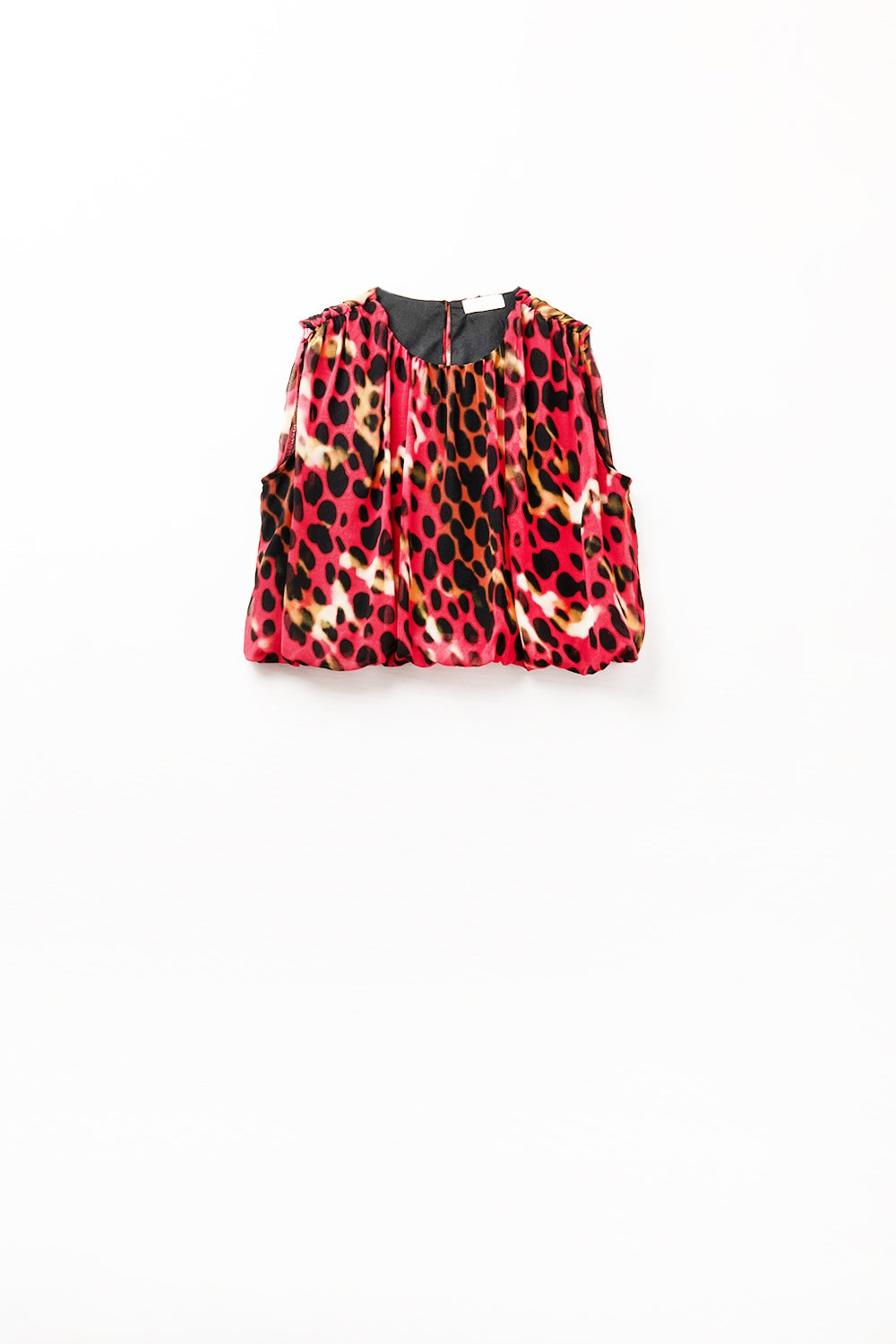 Top com pregas e estampado animal em vermelho e preto