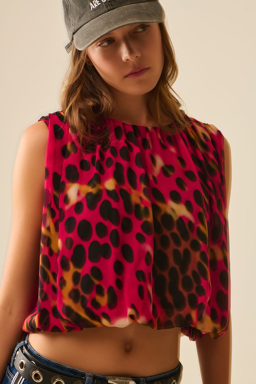 Top com pregas e estampado animal em vermelho e preto