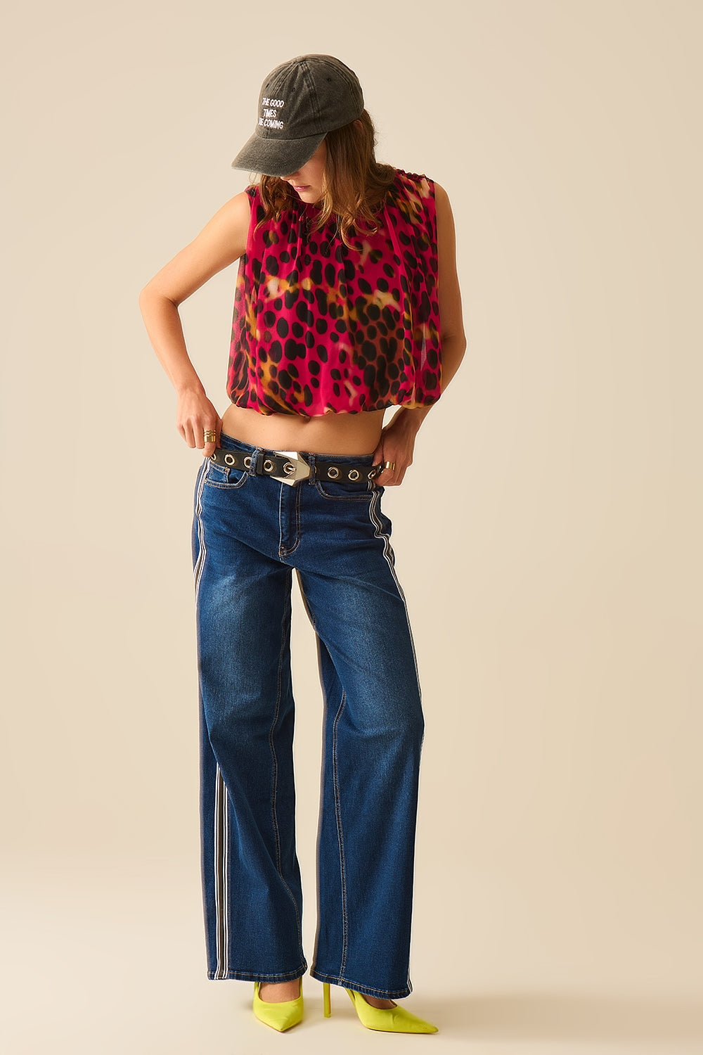 Top com pregas e estampado animal em vermelho e preto