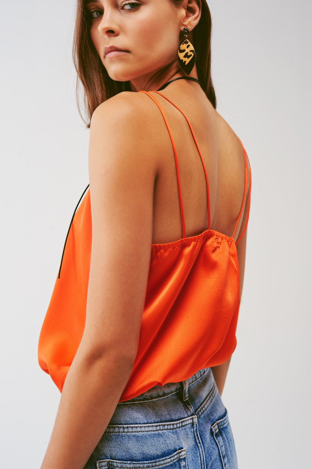 Top cropped com alças finas em laranja