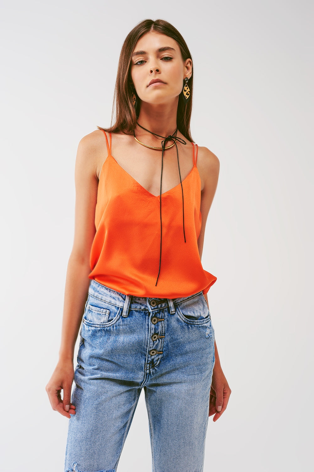 Top cropped com alças finas em laranja