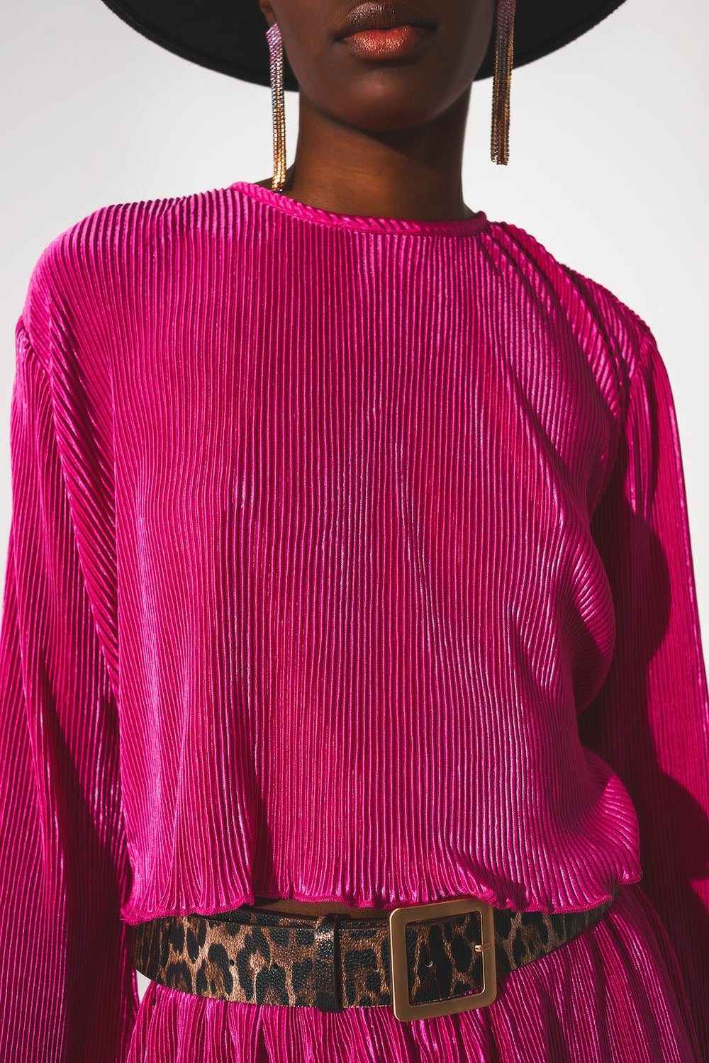 Top curto com decote redondo plissado em fuchsia