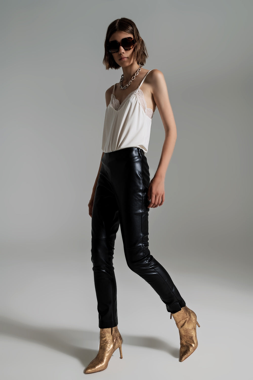 Top de detalhe de renda em creme