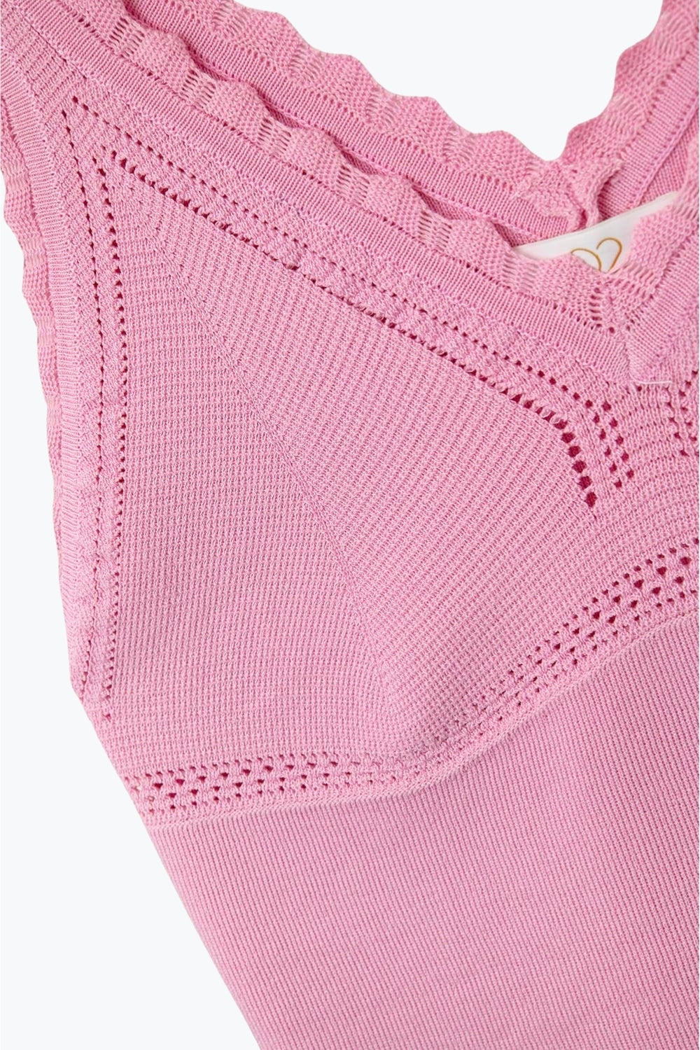 Top de malha canelada cor-de-rosa com decote em V recortado