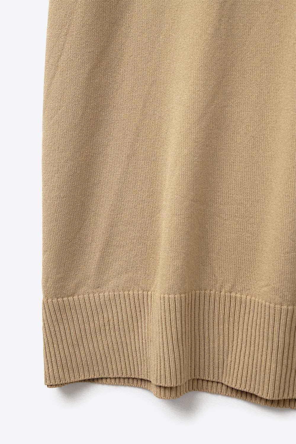 Top de malha fina estilo polo de manga curta em camel