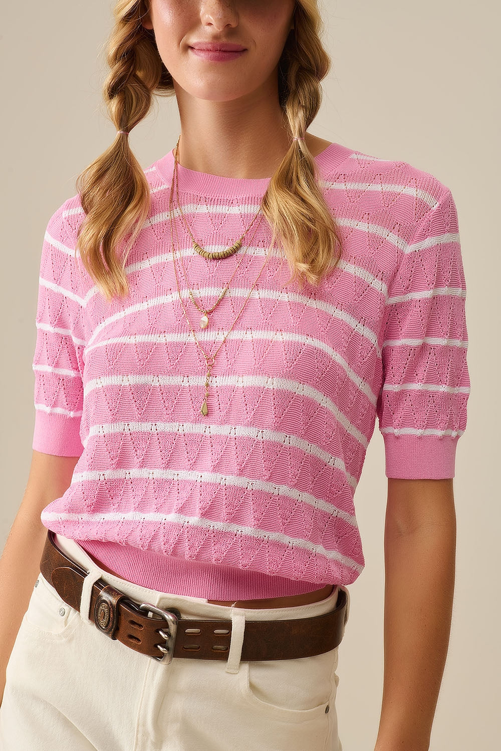 Top de malha rosa com mangas curtas e riscos brancos