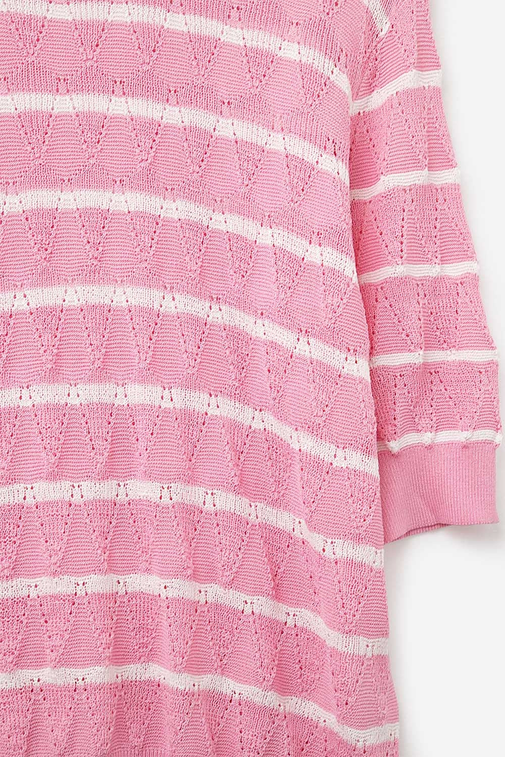 Top de malha rosa com mangas curtas e riscos brancos