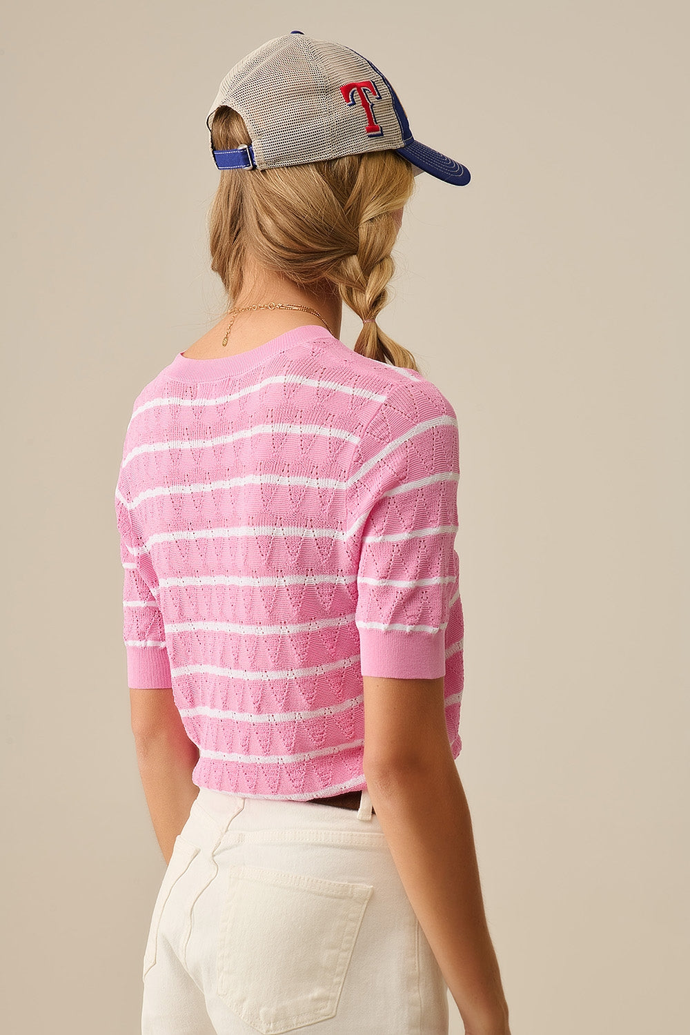 Top de malha rosa com mangas curtas e riscos brancos