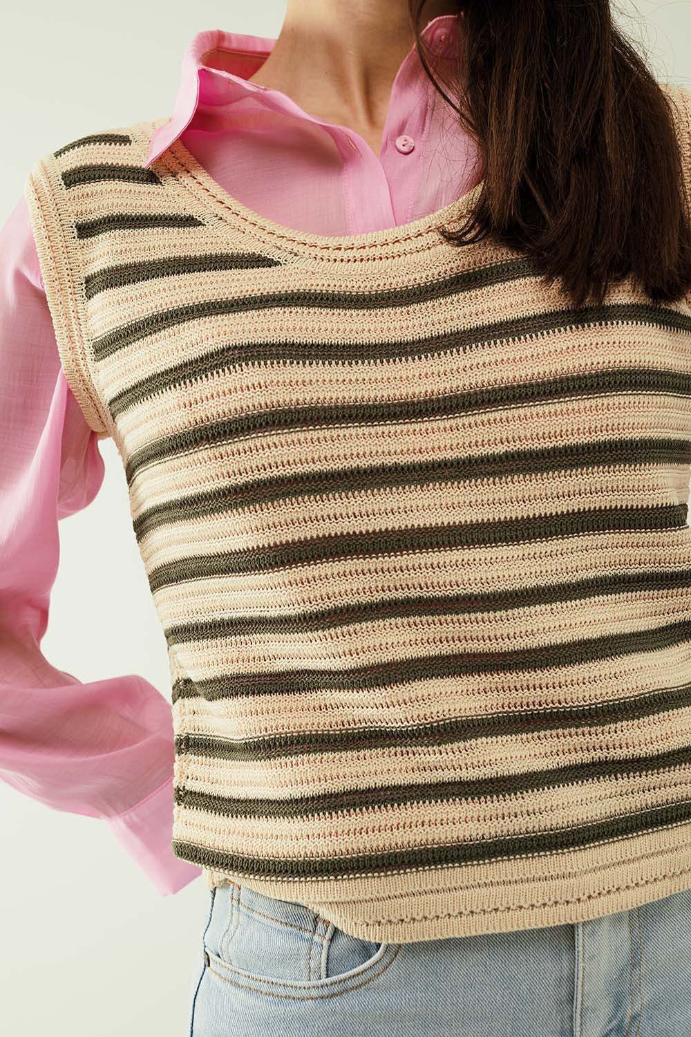 Top de malha sem mangas em creme com riscas khaki