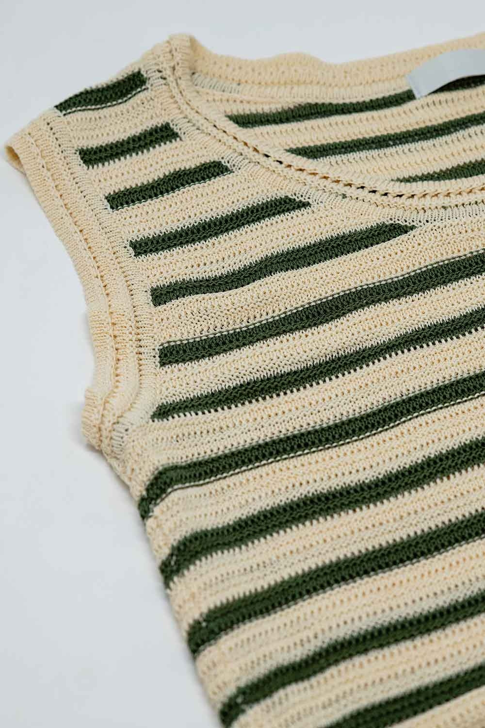 Top de malha sem mangas em creme com riscas khaki