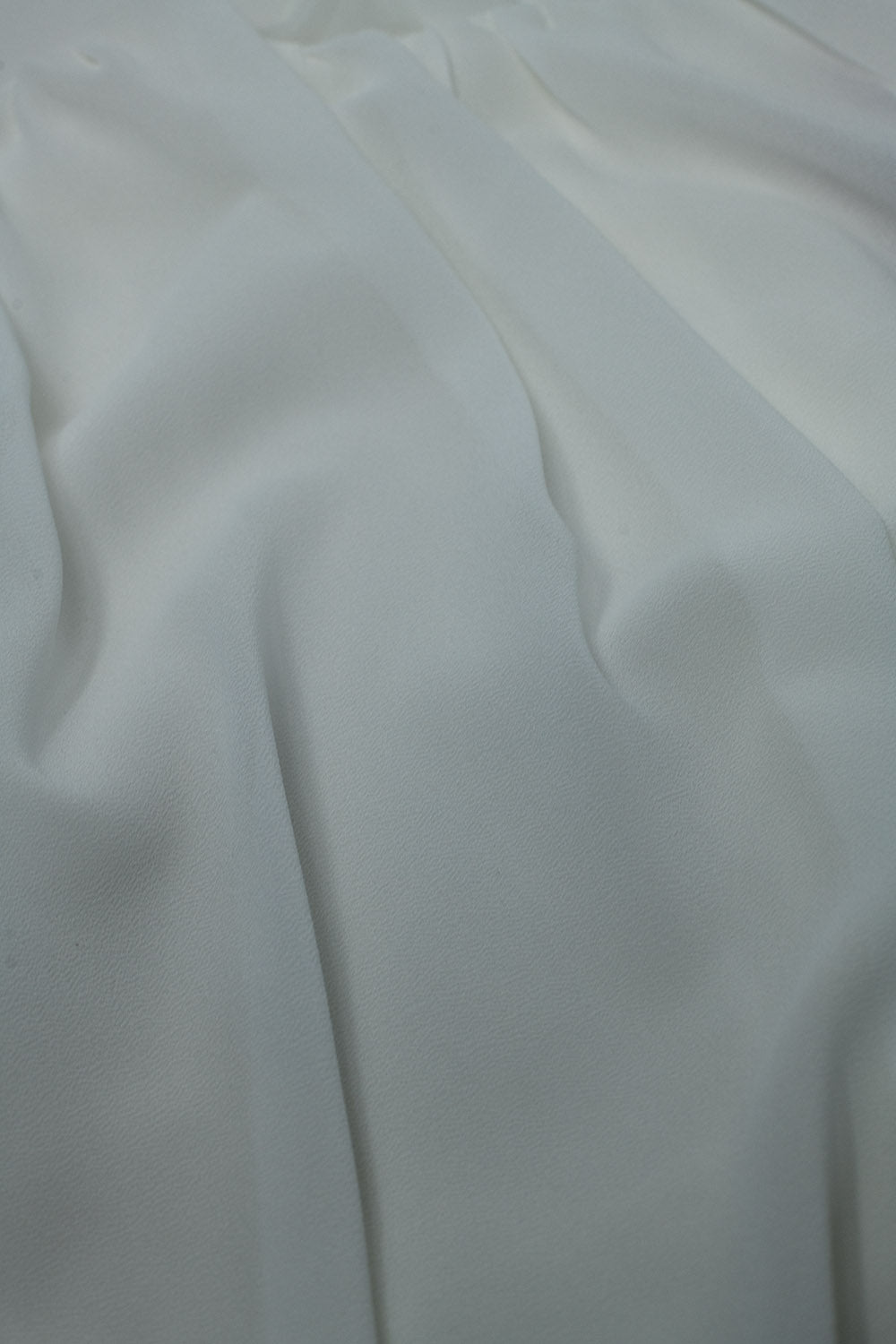 Top de musselina branca com design de pregas