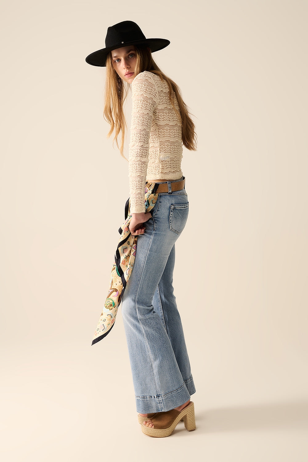 Top de Renda Floral com Gola Redonda em Creme
