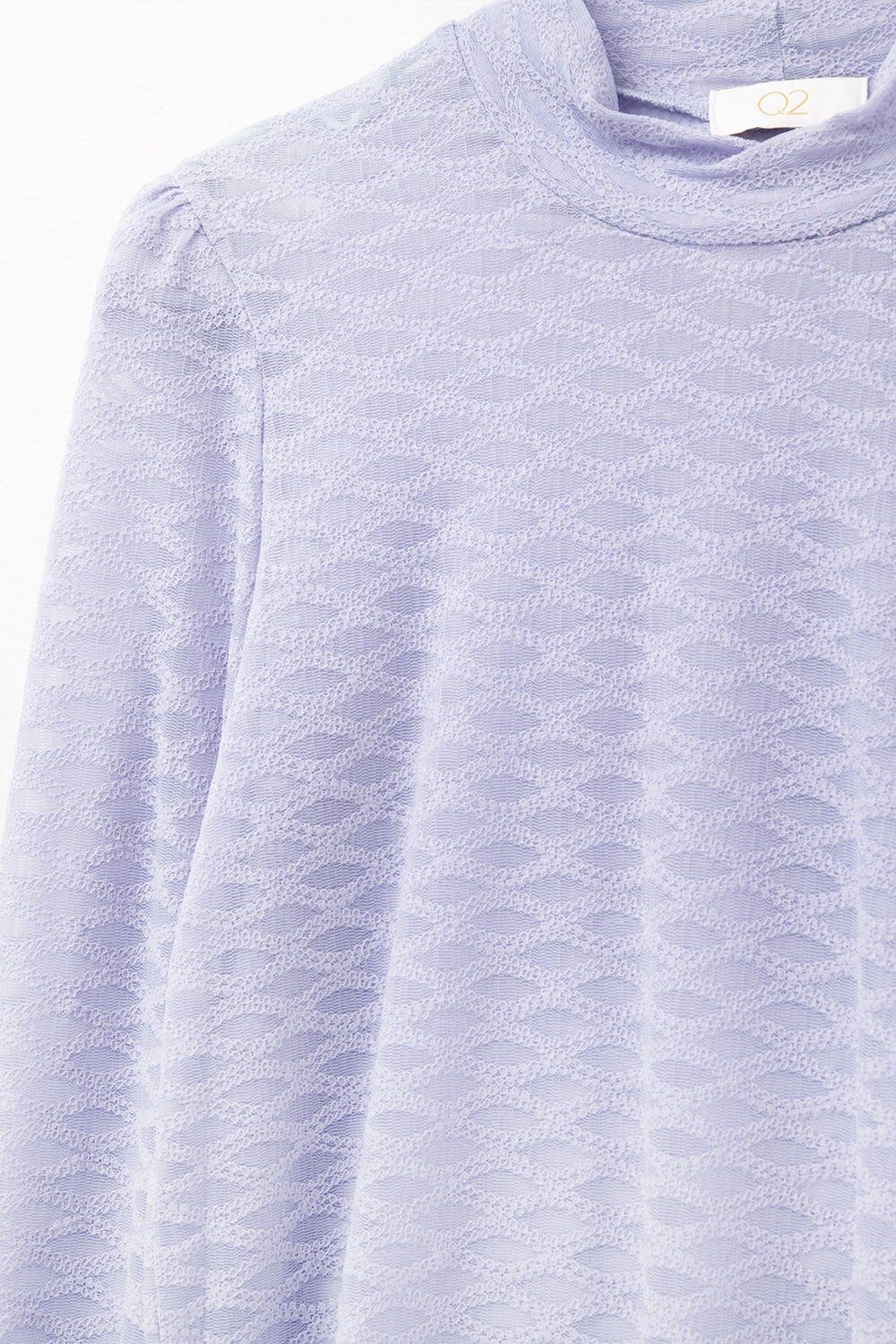 Top de renda lilás com gola alta e detalhes de punho