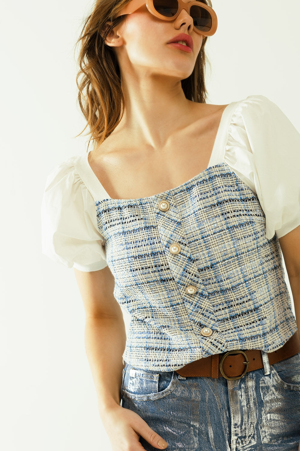 Top de tweed azul com mangas curtas volumosas e botões de pérolas