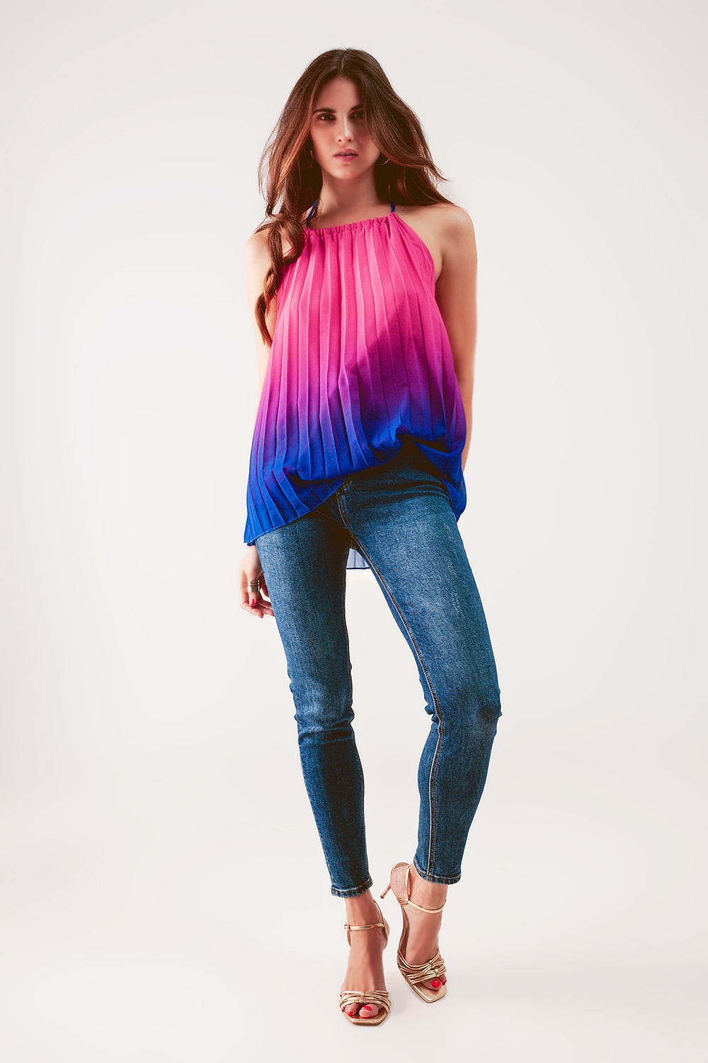 Top plissado de pescoço alto com gradiente de cor fuchsia