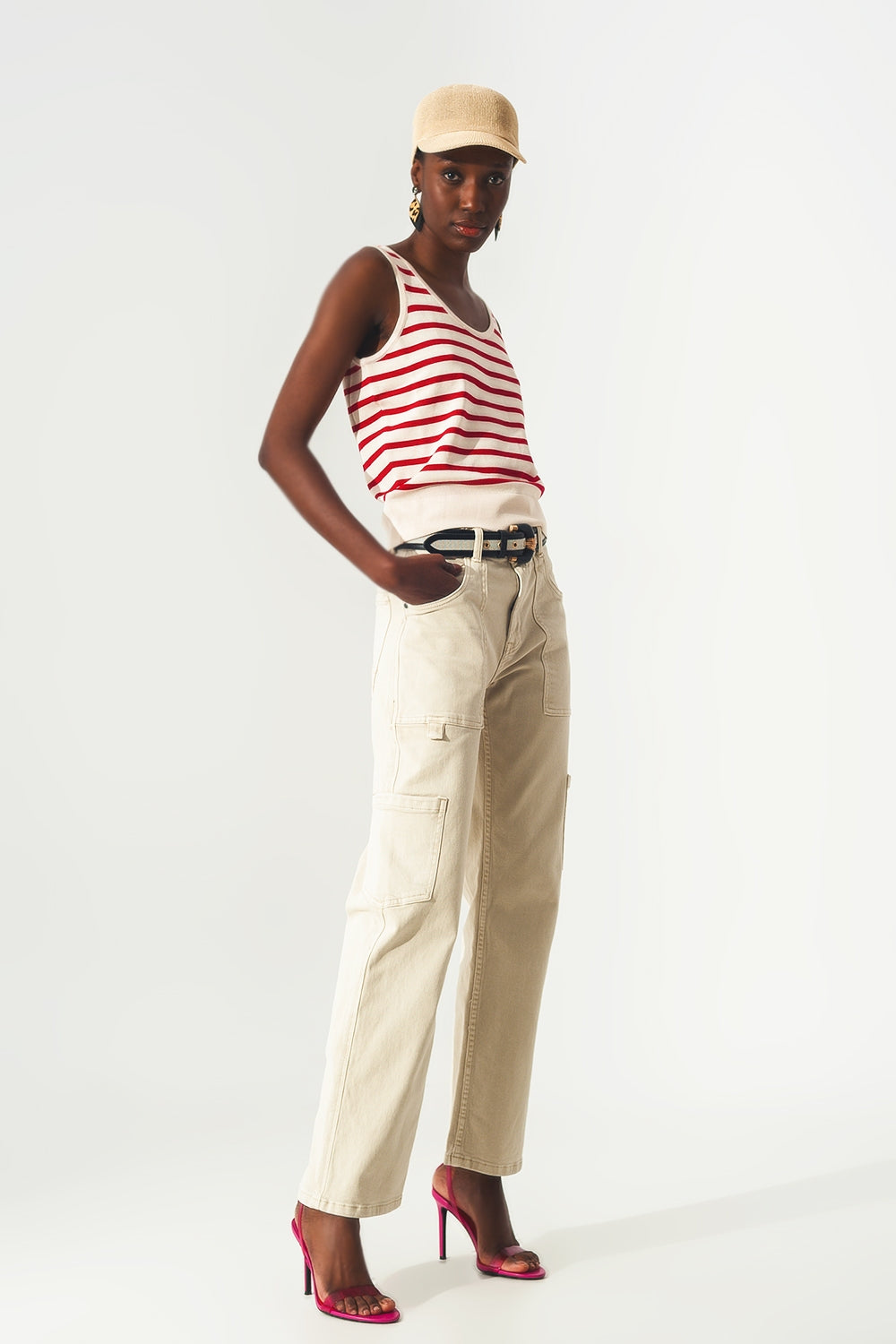 Top riscado em branco e vermelho