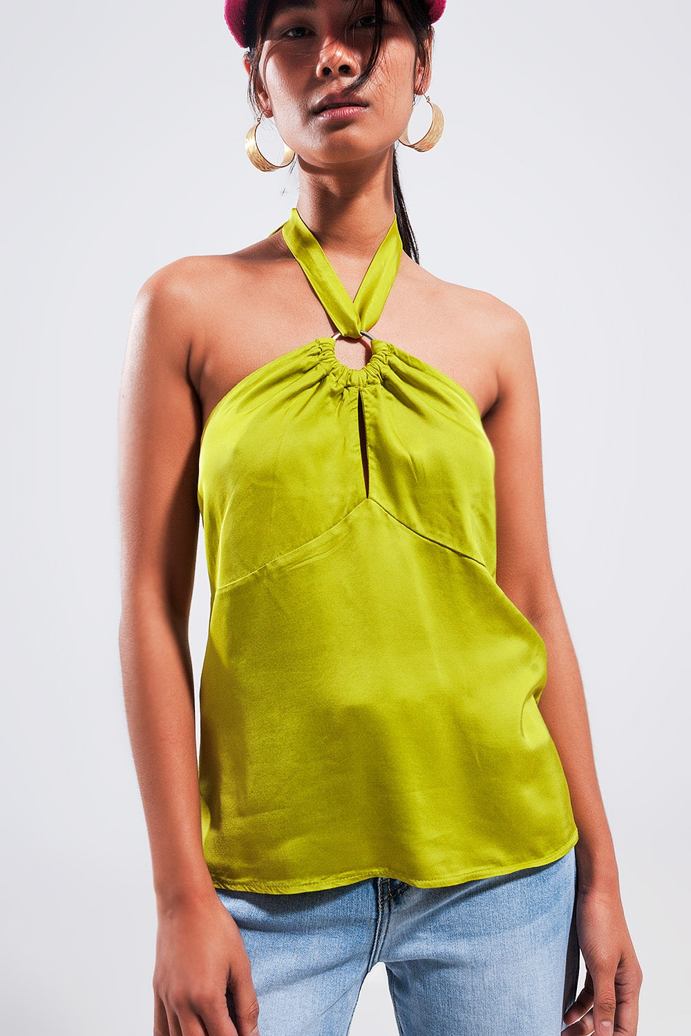 Topo de colarinho halter verde lima com detalhe de anel