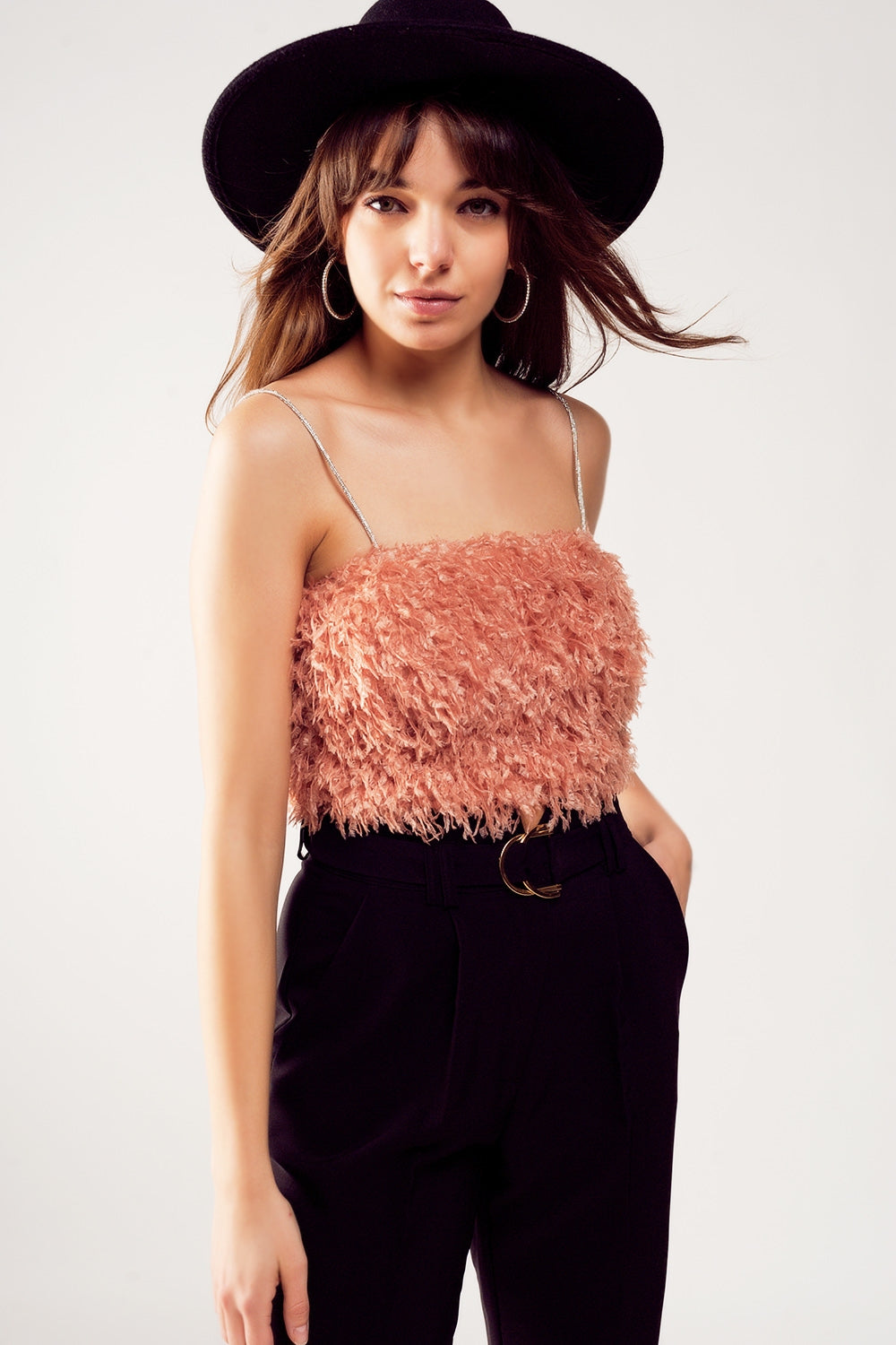 Q2 Top de cor rosa curto com plumas