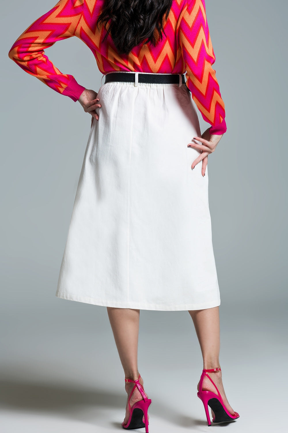 Uma linha Saia Midi Branca Com Bolsos em Branco