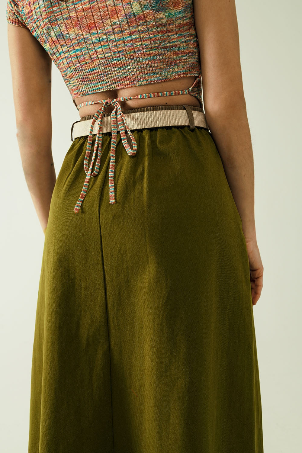 Uma linha Saia Midi Cáqui Com Bolsos em Cáqui
