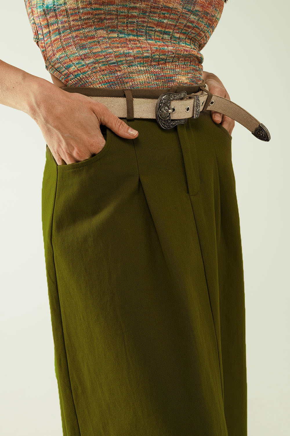 Uma saia midi cáqui com bolsos em cáqui