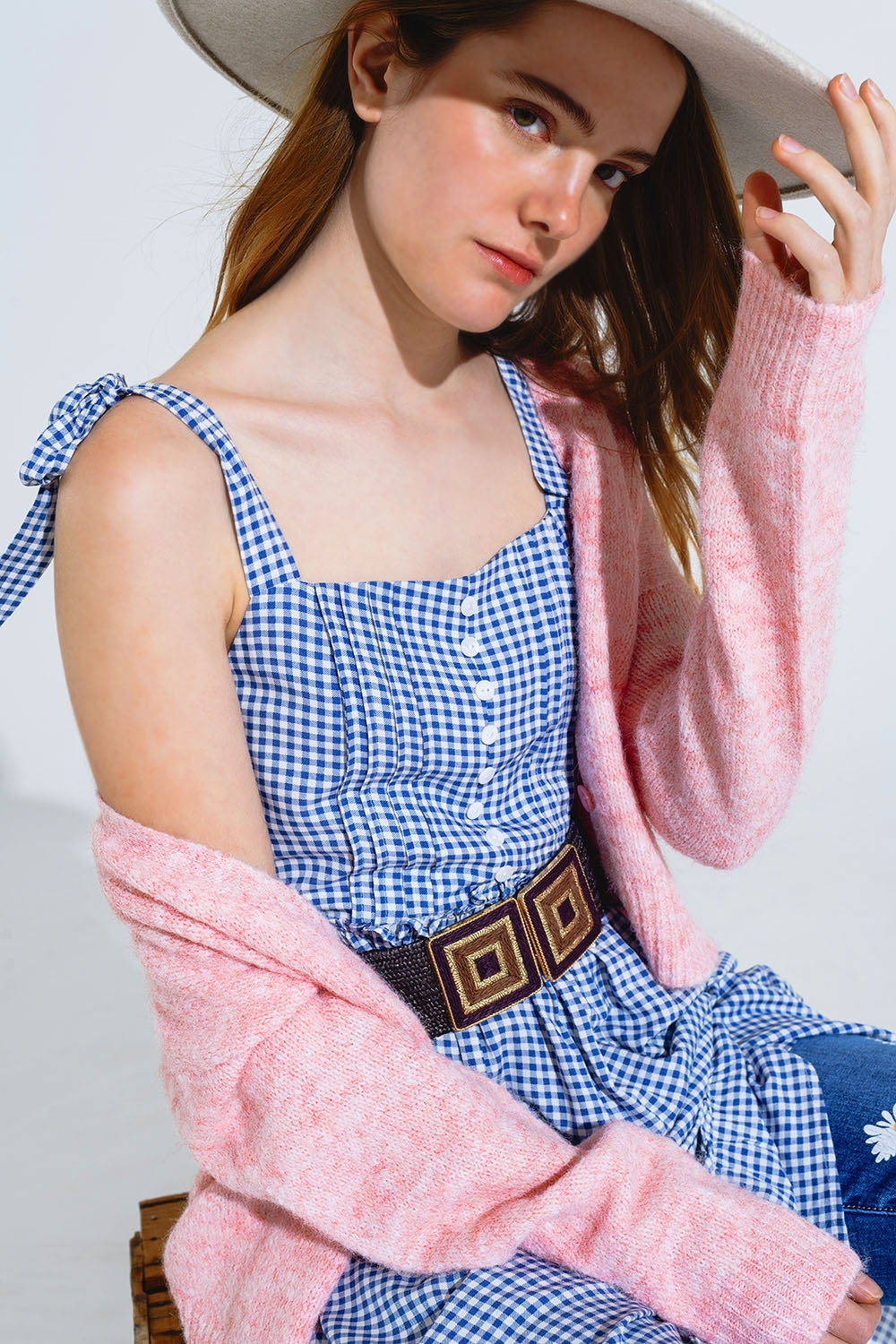 Vestido azul e branco em xadrez em linha A com alças elegantes