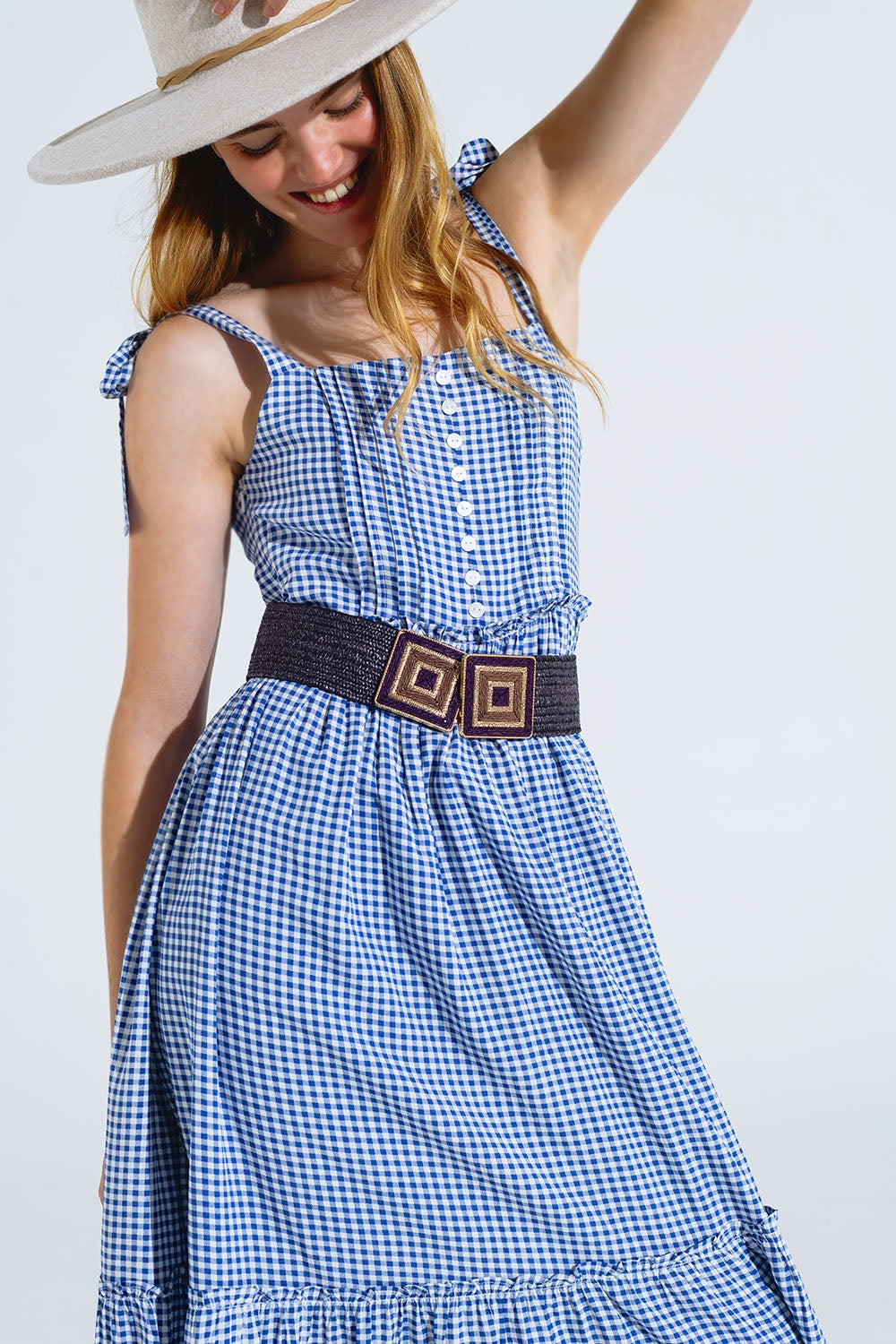 Vestido azul e branco em xadrez em linha A com alças elegantes