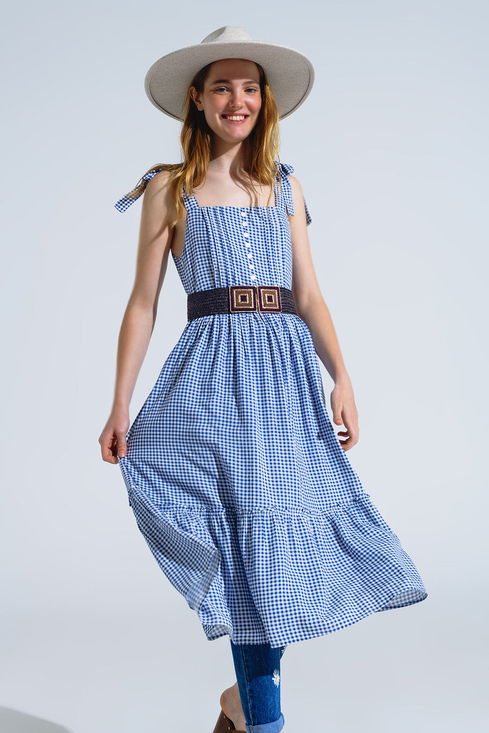 Vestido azul e branco em xadrez em linha A com alças elegantes