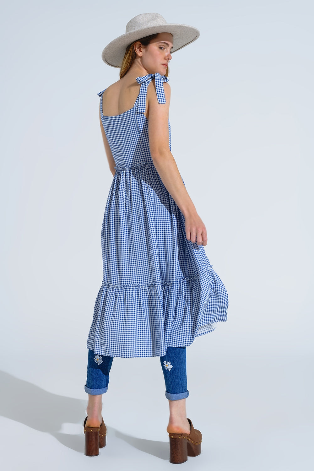 Vestido azul e branco em xadrez em linha A com alças elegantes