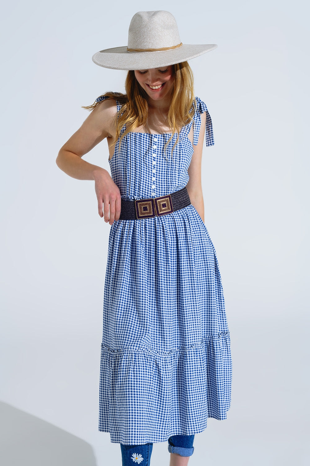 Vestido azul e branco em xadrez em linha A com alças elegantes