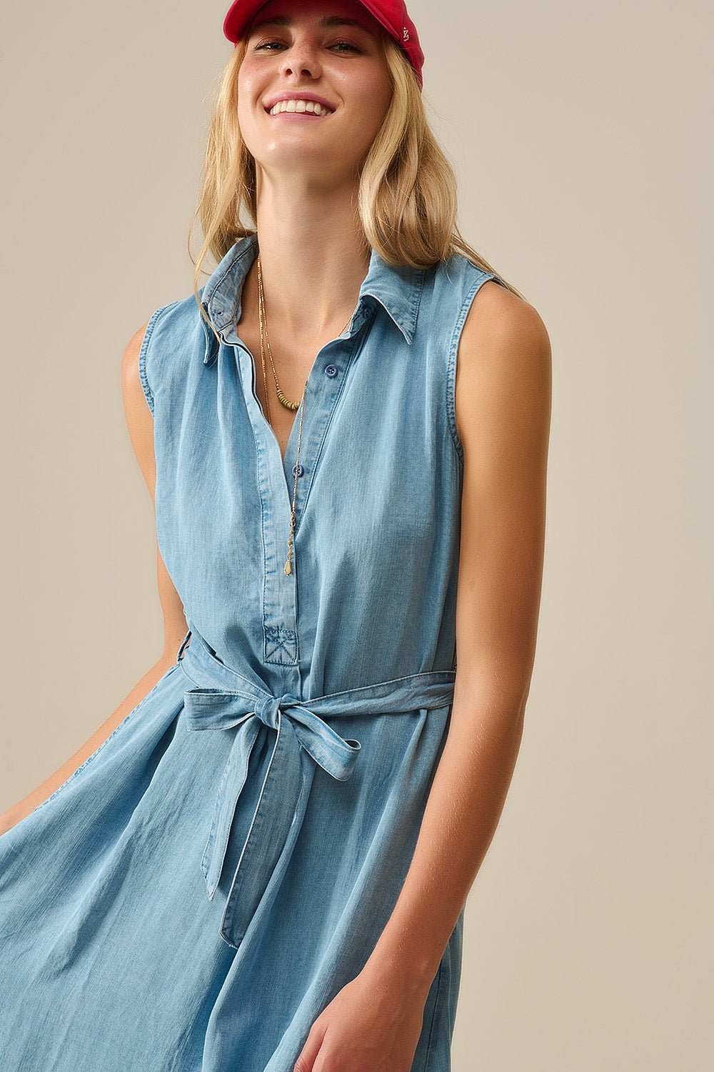Vestido camisa sem mangas em tecido tencel em azul