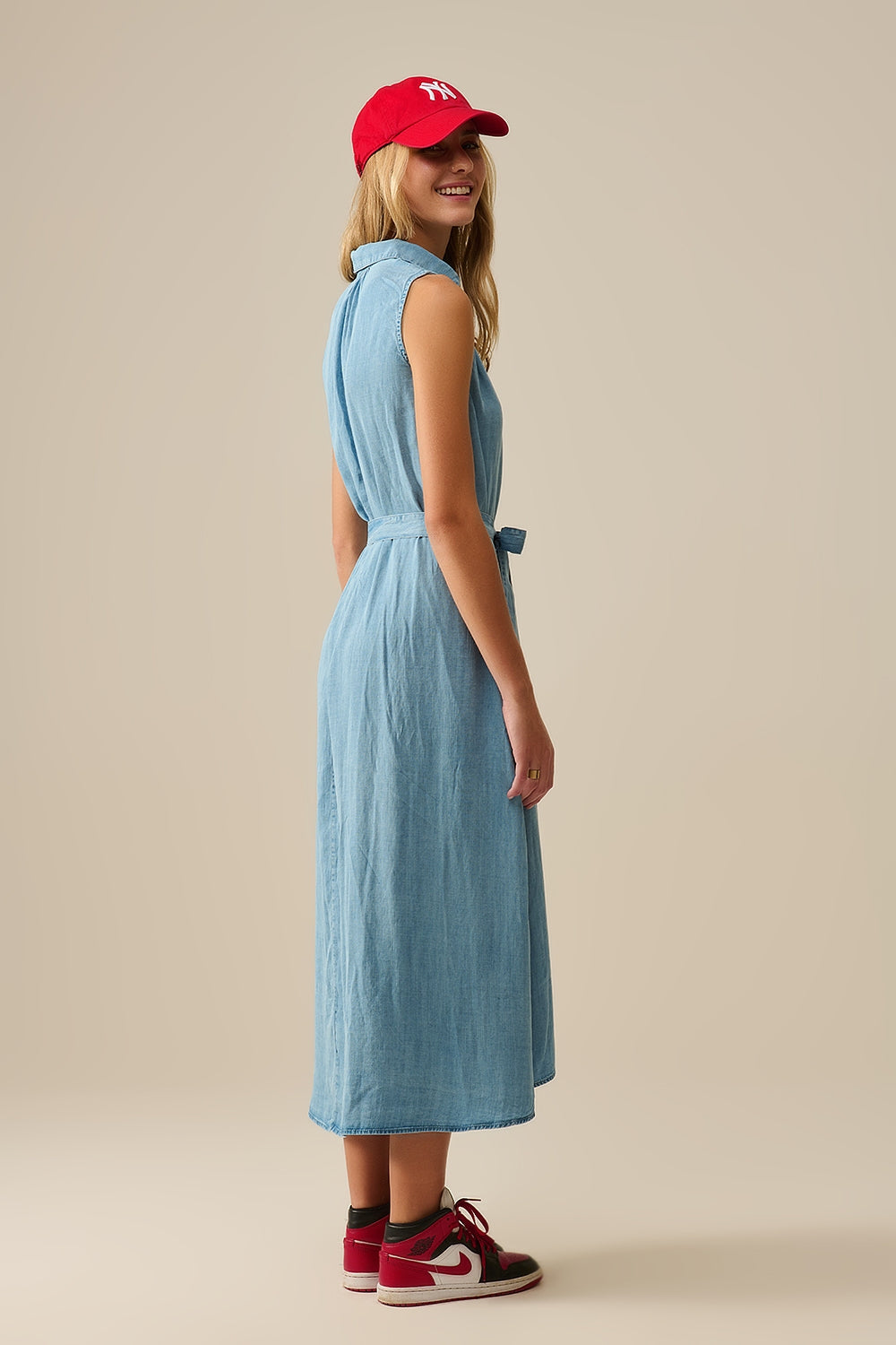 Vestido camisa sem mangas em tecido tencel em azul