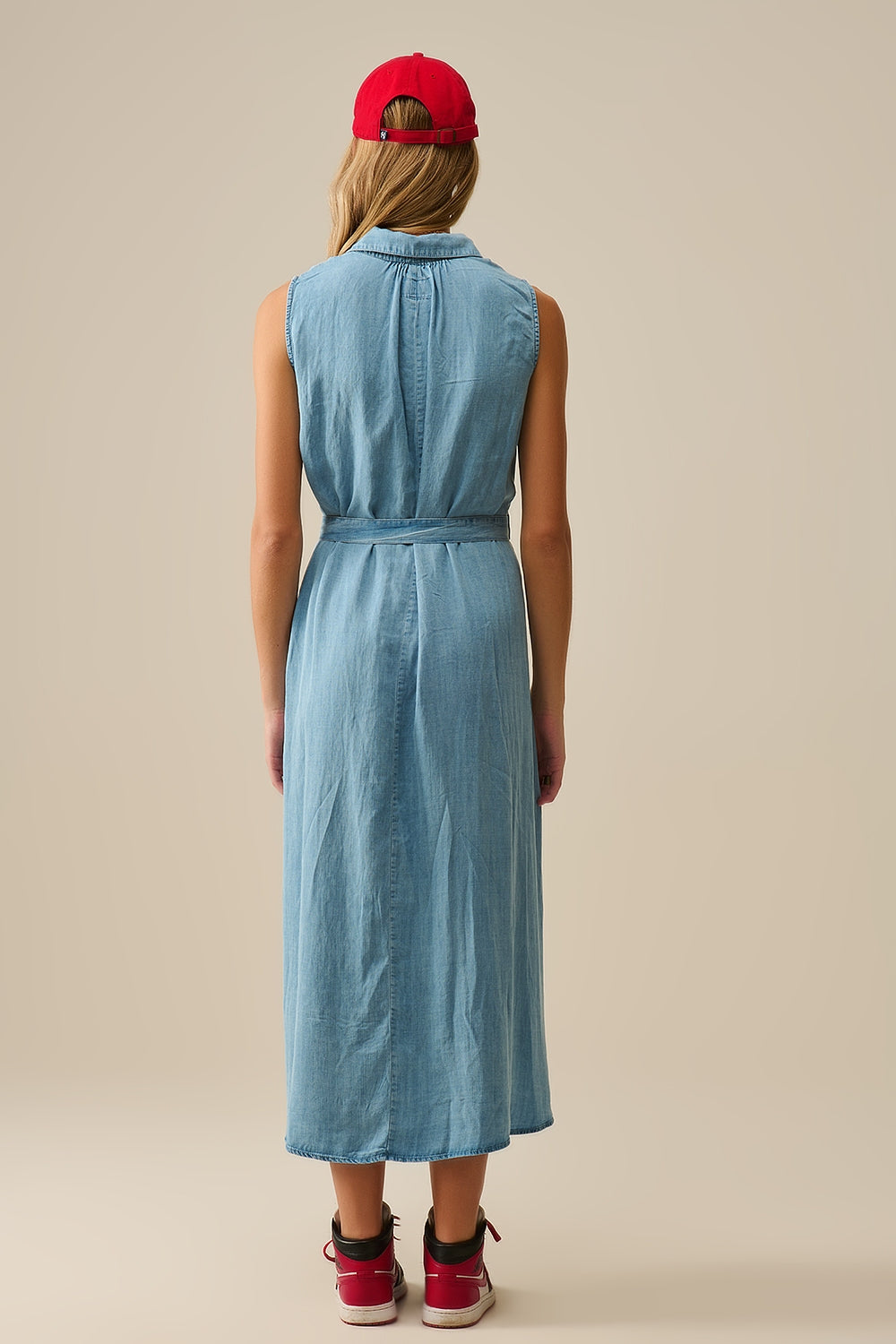 Vestido camisa sem mangas em tecido tencel em azul