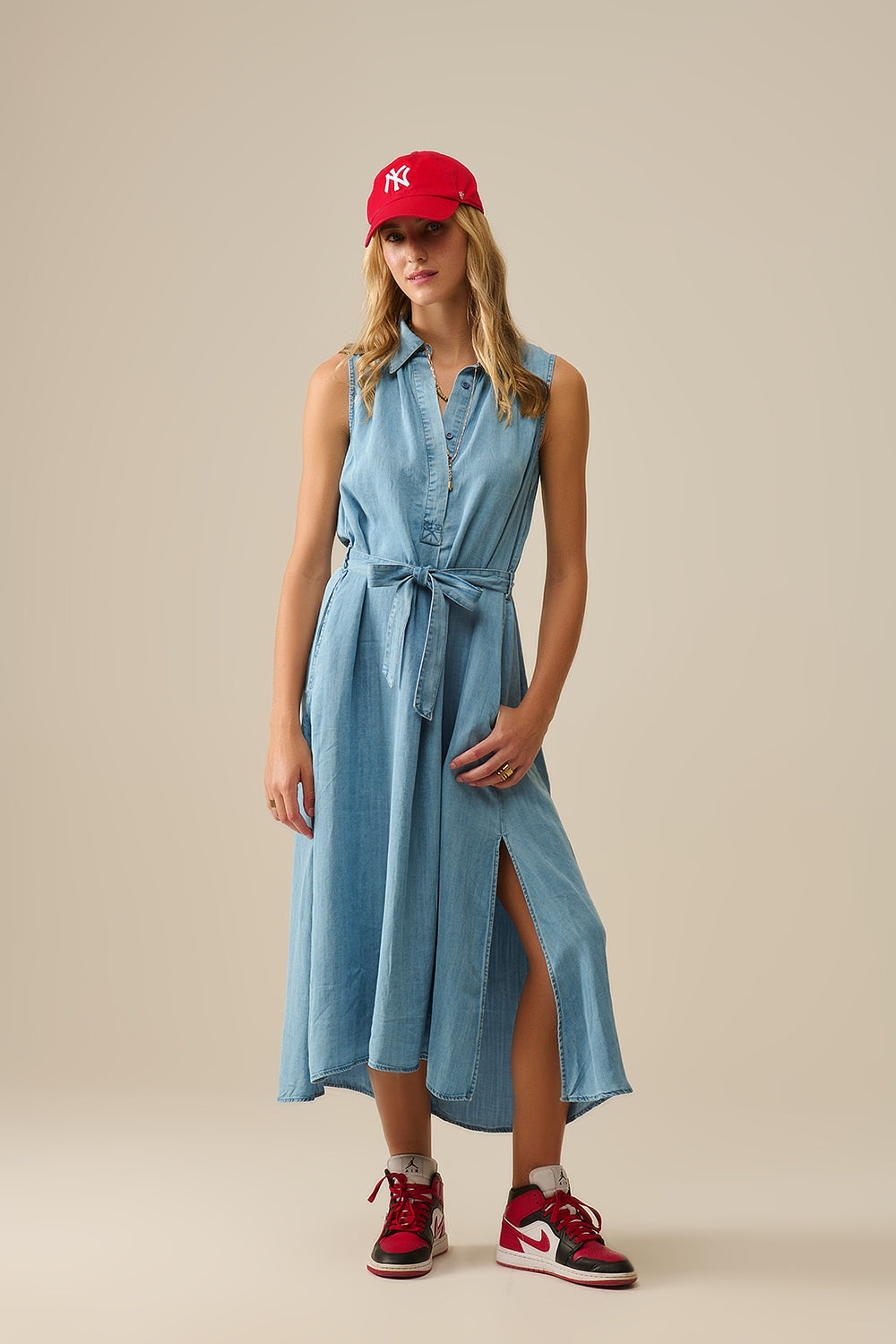 Vestido camisa sem mangas em tecido tencel em azul