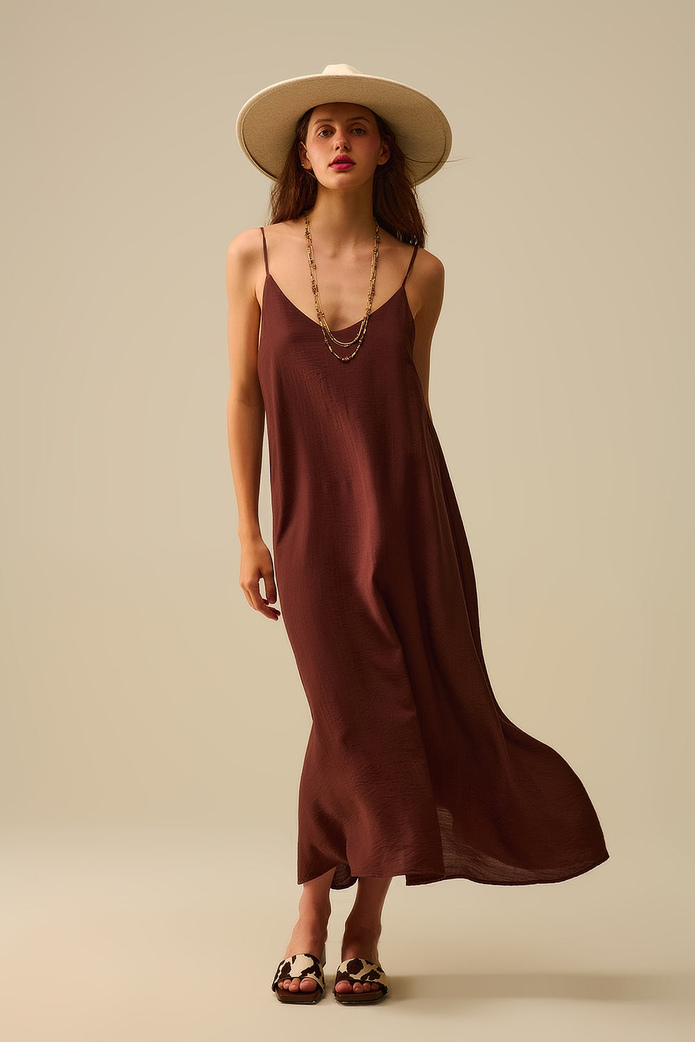 Vestido castanho com alças em esparguete e esvoaçante