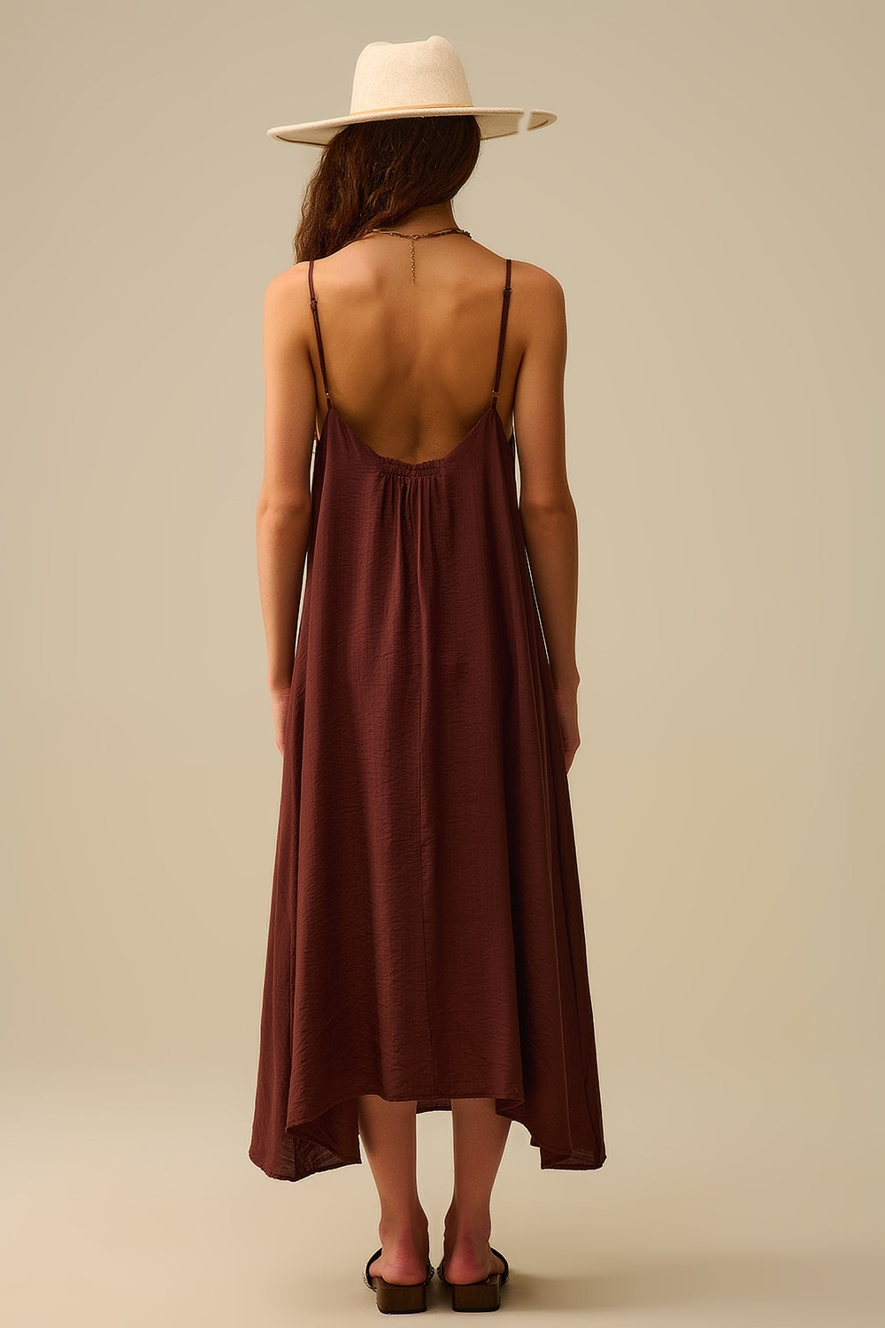 Vestido castanho com alças em esparguete e esvoaçante