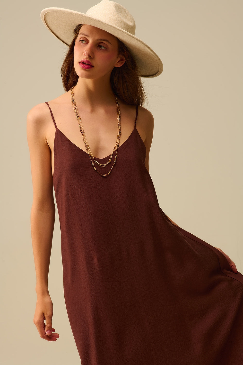 Vestido castanho com alças em esparguete e esvoaçante