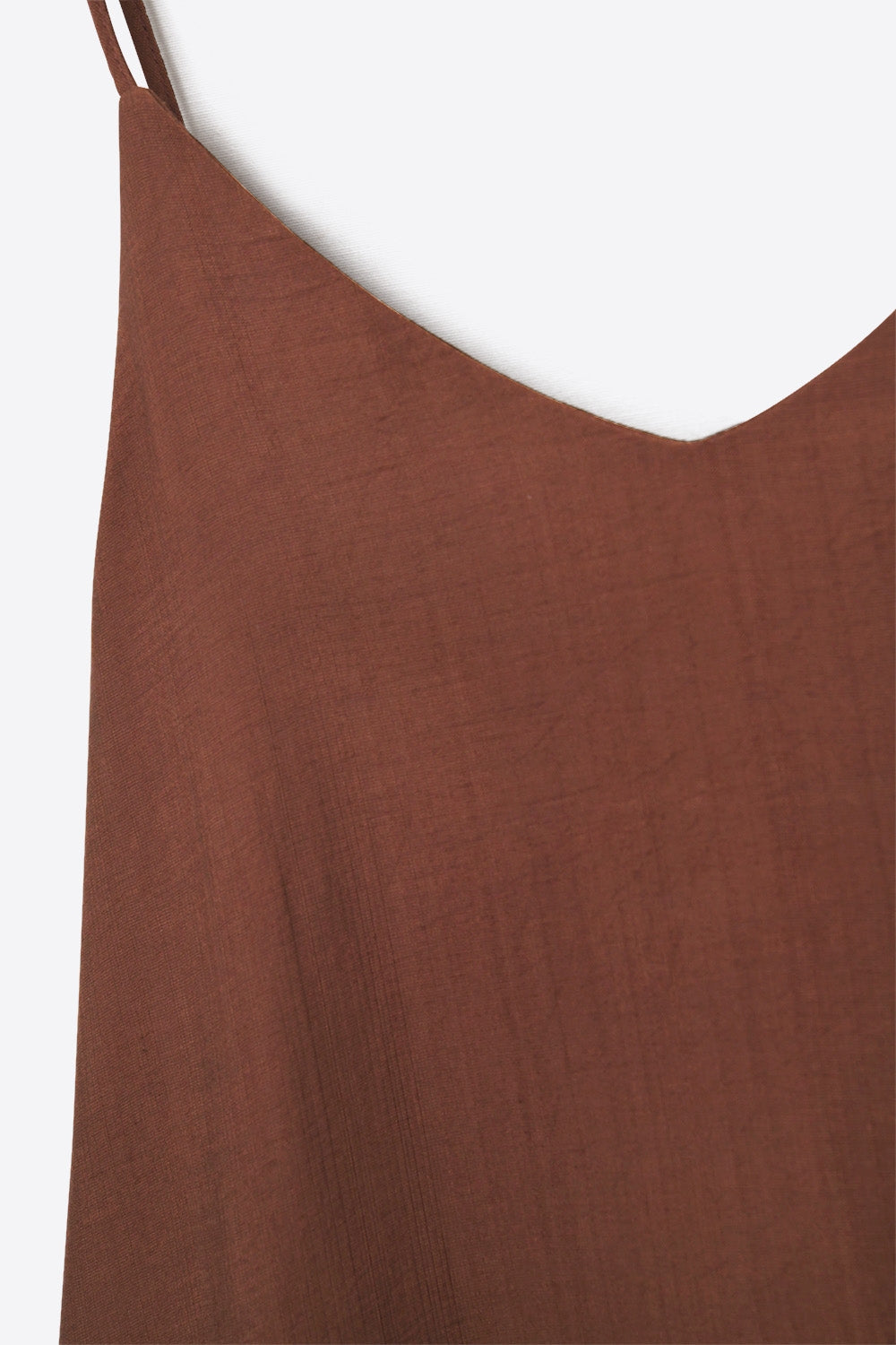 Vestido castanho com alças em esparguete e esvoaçante