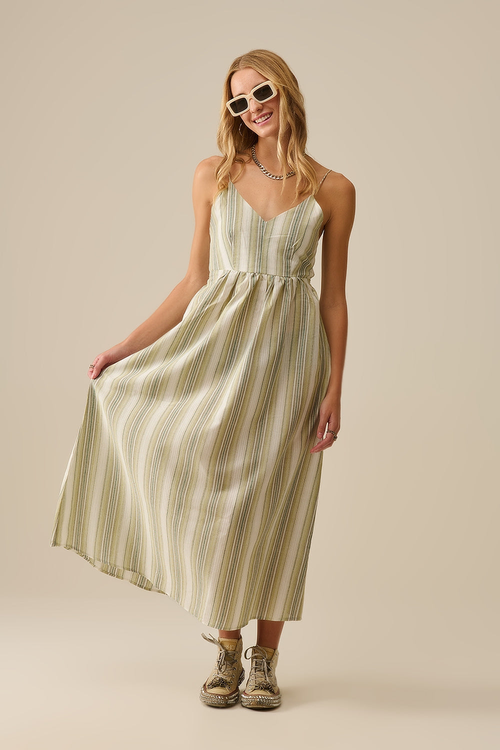 Vestido com decote em V às riscas em verde