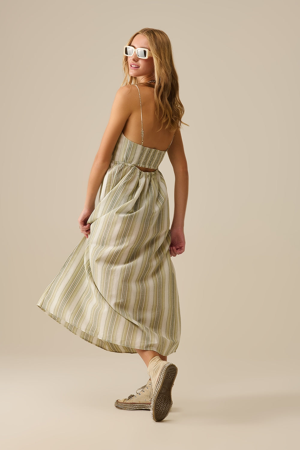 Vestido com decote em V às riscas em verde