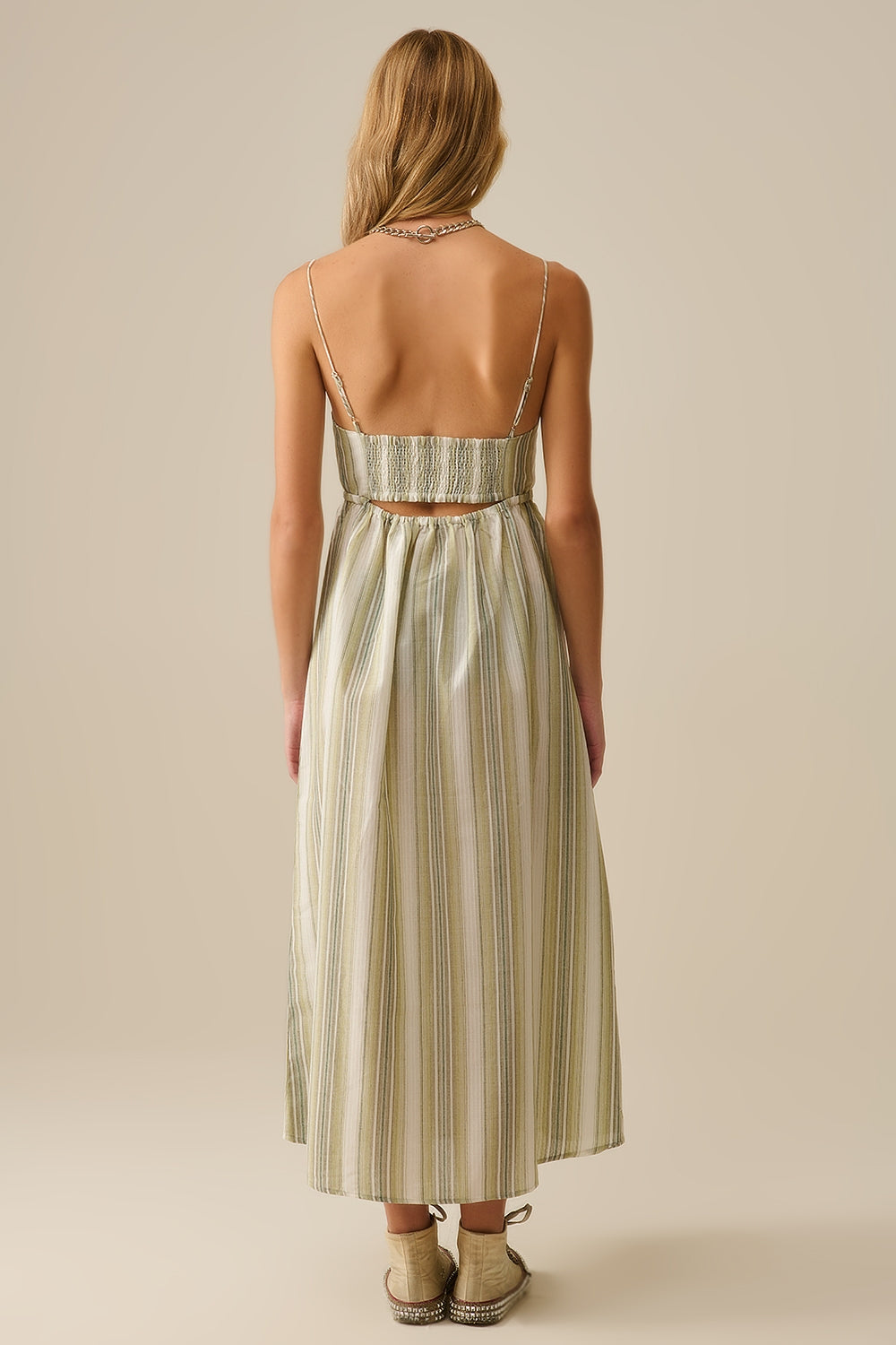 Vestido com decote em V às riscas em verde