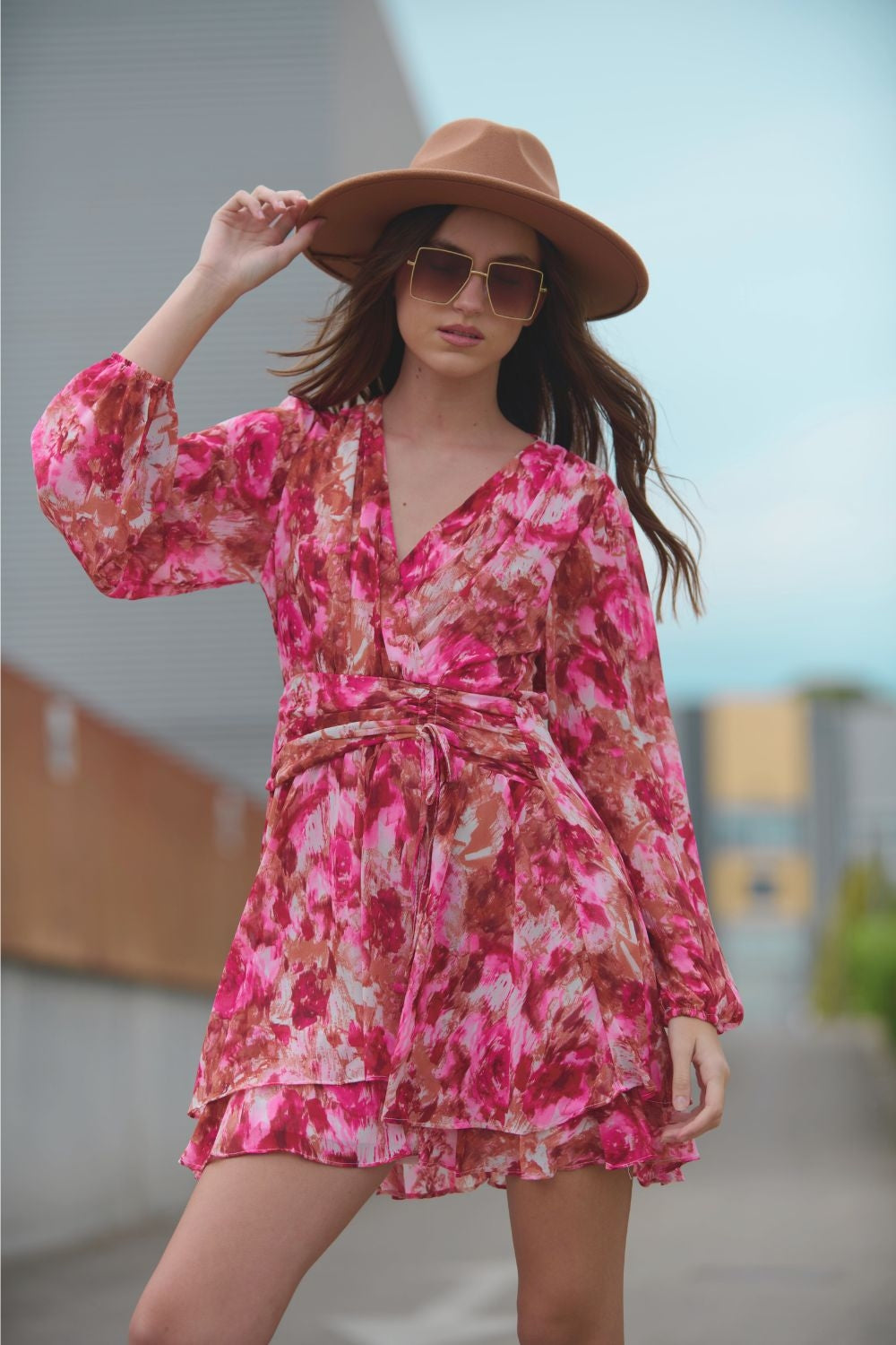 Q2 Vestido com decote em V com estampado abstrato e faixa na cintura